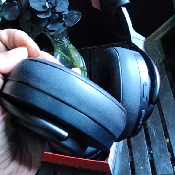 Shure AONIC 50 Gen 2 Wireless Noise Cancelling Headphones - Picture 3 of 9